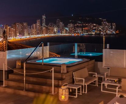 Terraza solarium con jacuzzi y vistas al mar de este romántico hotel para parejas.