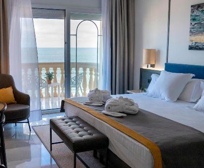 Una de las habitaciones modernas con balcón y vistas al mar de este hotel ideal para disfrutar de la playa.