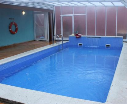 Foto de la piscina cubierta del hotel abierta todo el año.