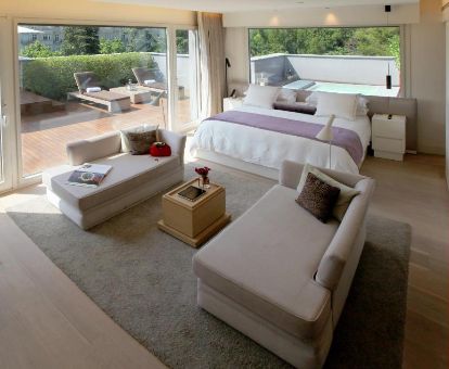 Fabulosa suite ático con amplia terraza y jacuzzi privado al aire libre de este hotel ideal para parejas.