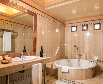 Foto del baño con bañera de hidromasaje del hotel de 4 estrellas Abades Guadix