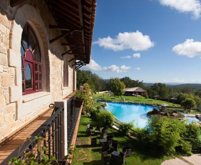 Fabuloso hotel con grandes jardines, piscinas exteriores y vistas a la naturaleza.