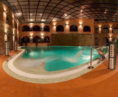 Foto de la piscina con chorros del spa del hotel.
