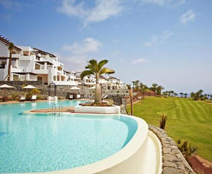 Foto de la amplia piscina al aire libre disponible todo el año de este hotel.