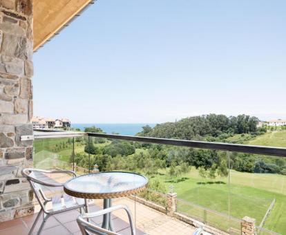 Foto de la terraza con vistas al mar de una de las habitaciones.