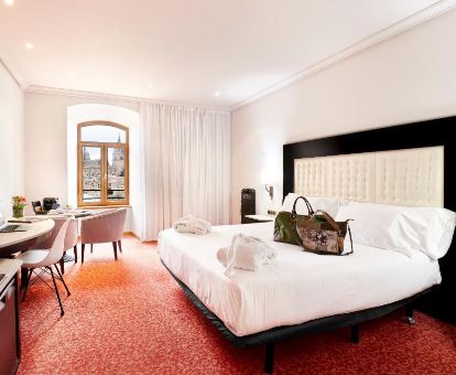Una de las elegantes habitaciones dobles de este moderno hotel ideal para parejas.