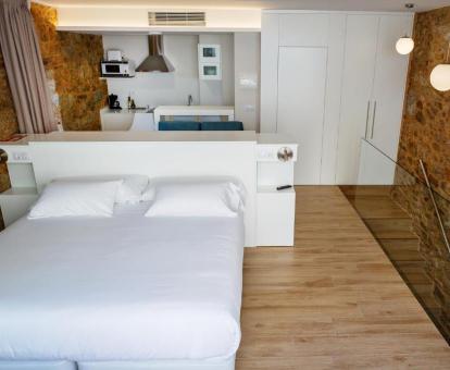 Foto del interior de uno de los apartamentos con terraza y vistas al mar.