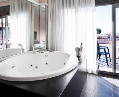 Jacuzzi privado de la suite superior del hotel.