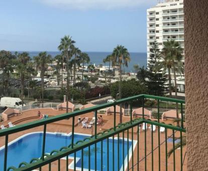 Foto del balcón con vistas al mar de este apartamento.