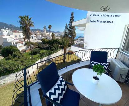 Foto de la terraza con vistas al mar y a los alrededores de este apartamento.