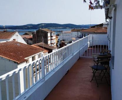 Foto del balcón con vistas al mar del apartamento.