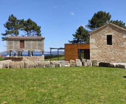 Foto de esta coqueta casa con terraza y vistas al mar.