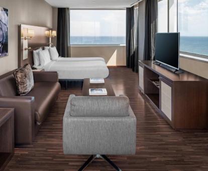 Foto de las instalaciones de este hotel con vistas al mar.