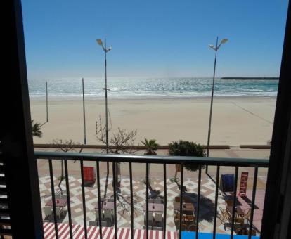 Foto del balcón con vistas al mar de este apartamento.