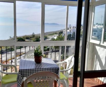 Foto de las instalaciones de este hotel con vistas al mar.