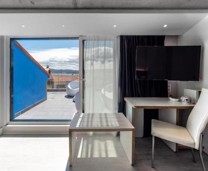 Foto de una de las habitaciones con terraza y vistas al mar del hotel.