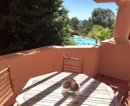 Foto de la terraza amueblada con vistas al mar.