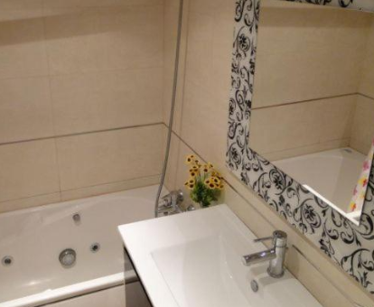 Foto de detalle del baño con bañera de hidromasaje