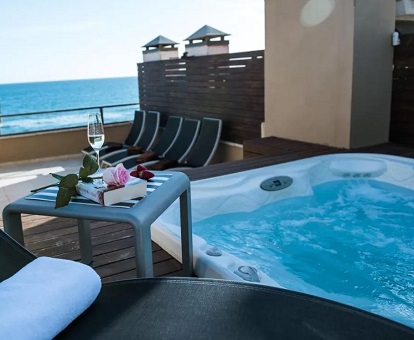 Foto del jacuzzi en la terraza con mobiliario y unas impresionantes vistas al mar