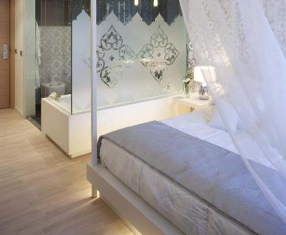 Preciosa habitación deluxe con jacuzzi privado cerca de la cama.