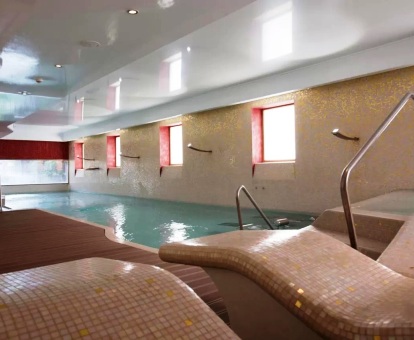 Foto del acogedor spa del hotel con piscina de hidroterapia.