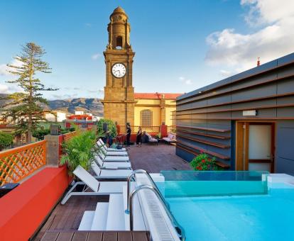Foto de la acogedora terraza en la azotea de este emblemático hotel con solarium y piscina.