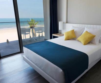 Foto de una de las habitaciones con vistas al mar del hotel.