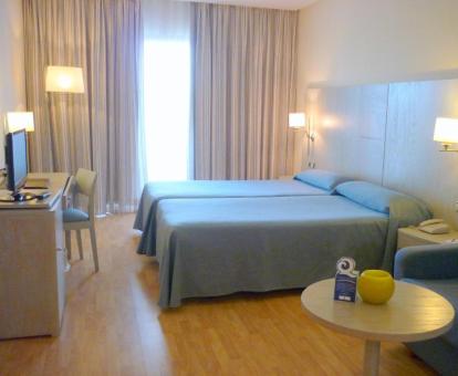 Foto de las instalaciones de este hotel con vistas al mar.