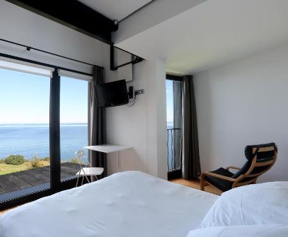 Una de las acogedoras habitaciones con vistas al mar de este maravilloso hotel ideal para parejas.