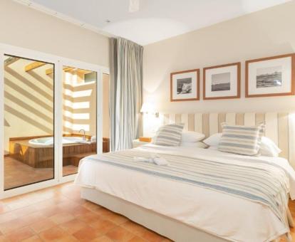 Habitación doble con bañera de hidromasaje privada en la terraza.