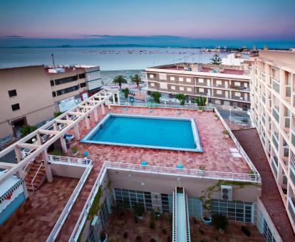Foto de las instalaciones de este hotel con vistas al mar.