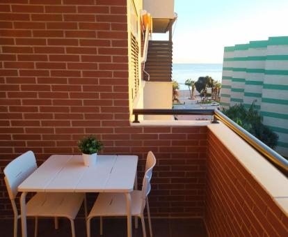 Foto del balcón con vistas al mar y a la ciudad de este apartamento.