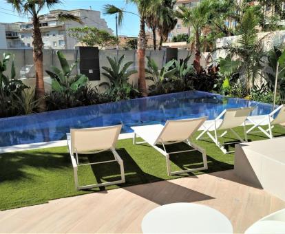 Foto de la piscina al aire libre disponible todo el año de este complejo de apartamentos.