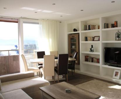 Foto del interior de este apartamento con vistas al mar.