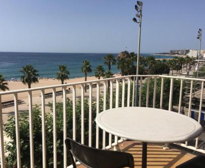Foto de las instalaciones de este hotel con vistas al mar.