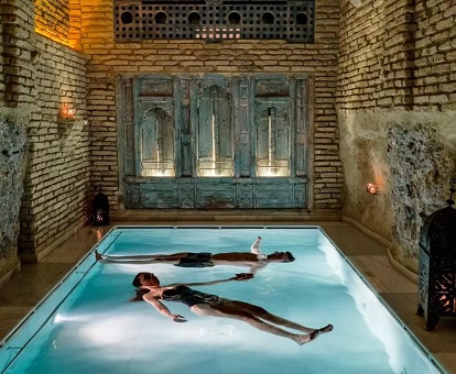 Foto de una parejas en la piscina del spa del hotel Aire Hotel Ancient Baths