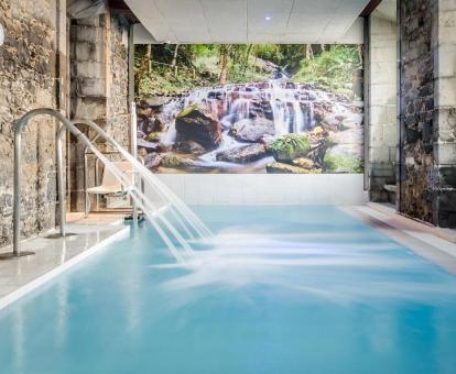 Foto de la piscina de hidroterapia del centro de bienestar del hotel.