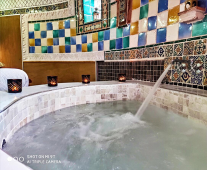 Foto del jacuzzi con chorros de agua y azulejos coloridos que se encuentran en el aparthotel Al-Axara Home Spa