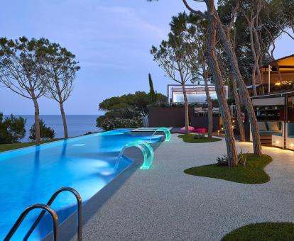 Foto de la piscina al aire libre con chorros y vistas al mar.