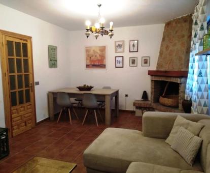 Foto de la sala de estar con chimenea de esta bonita casa rural independiente.