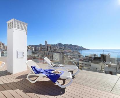 Foto de las instalaciones de este hotel con vistas al mar.