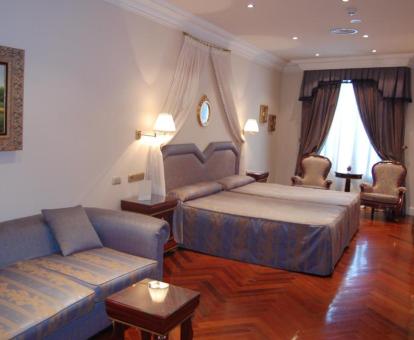 Foto de una de las elegantes habitaciones del hotel.