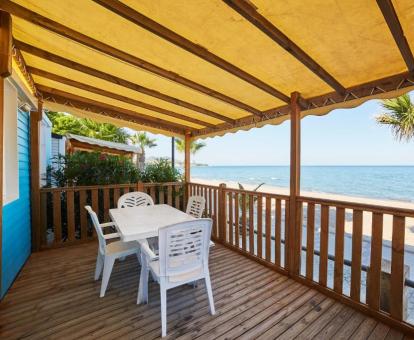 Foto de las instalaciones de este hotel con vistas al mar.