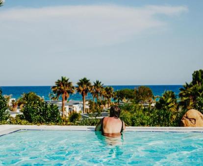 Foto de las instalaciones de este hotel con vistas al mar.