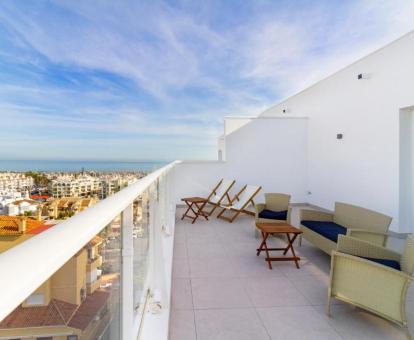 Foto de las instalaciones de este hotel con vistas al mar.