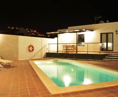 Foto de esta bonita villa con terraza y piscina privada al aire libre.