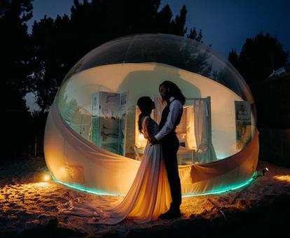 Una de las burbujas con telescopio ideales para una escapada en pareja.