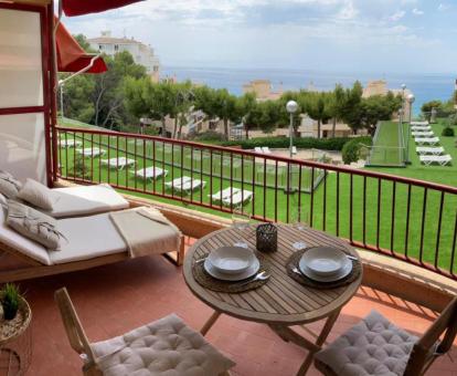 Foto de la agradable terraza de este apartamento con vistas al mar.