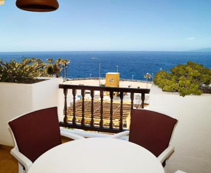 Foto de la terraza con vistas al mar de uno de los apartamentos.