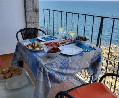 Foto de las instalaciones de este hotel con vistas al mar.